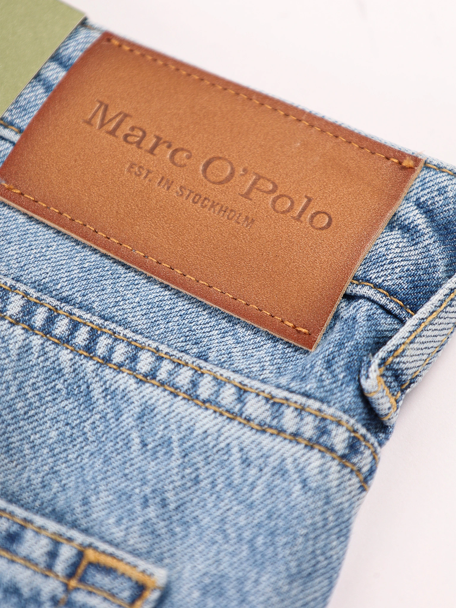 Джинсы голубого цвета 